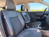 Mitsubishi Outlander PHEV 2016 — фото 10